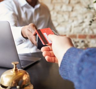 Foto Come gestire le transazioni in valuta estera in albergo