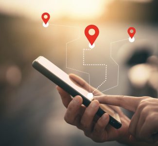 Foto Turismo, smartphone mezzo preferito per fare acquisti online