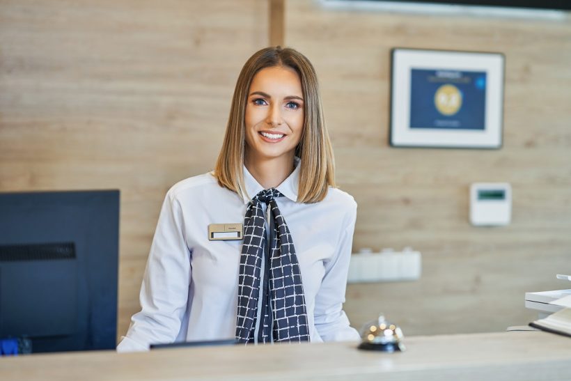 Importanza di un buon Front Office - Receptionist at hotel front-desk