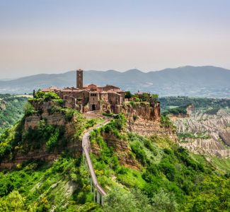 Foto Civita di Bagnoregio: viaggio nell’armonia tra storia e paesaggio